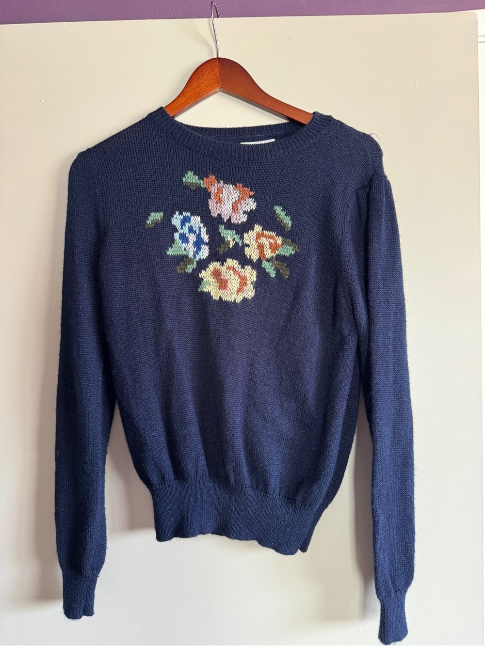 Vintage Women's Navy Floral Knit Sweater - Classic Crewneck